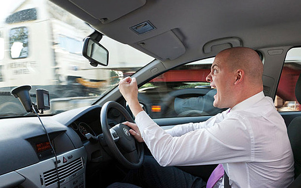 illustration mari oublie femme station essence