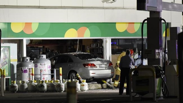 voiture sydney fonce dans station essence 1
