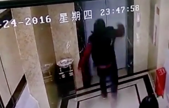 homme-frappe-ascenseur-chute