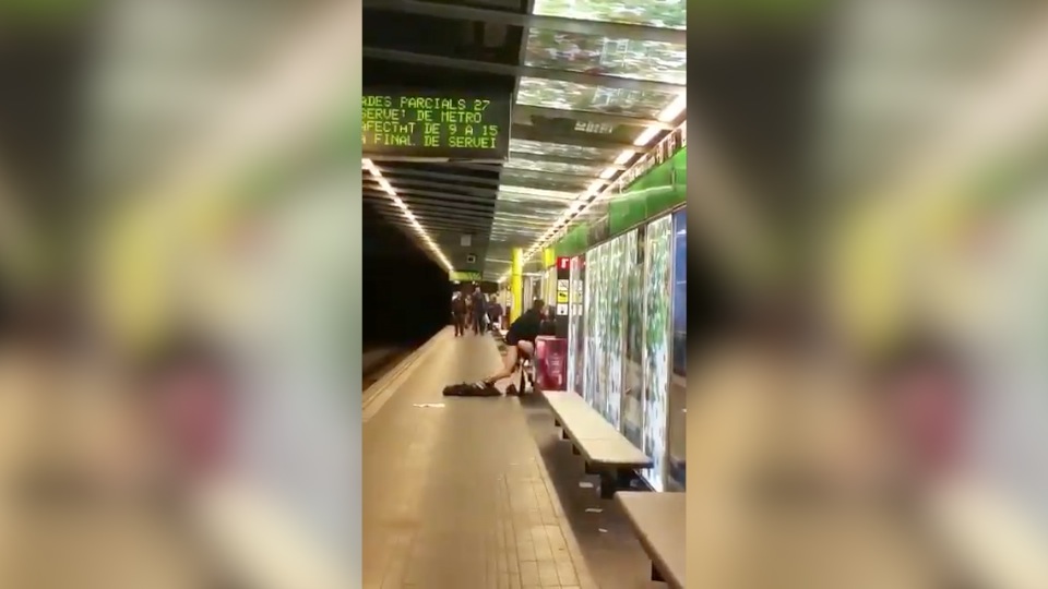 couple-sexe-metro-barcelone