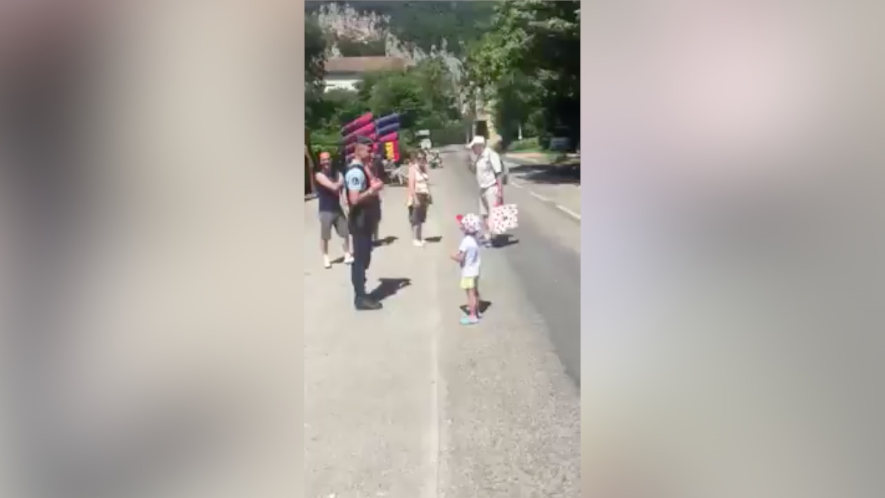 enfant-chante-marseillaise-gendarme