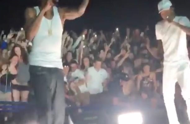 Tribune qui s effondre