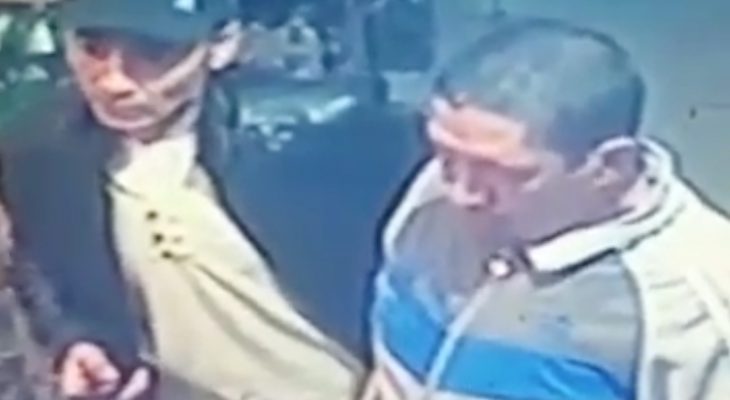 homme-vomi-pote-caisse-magasin