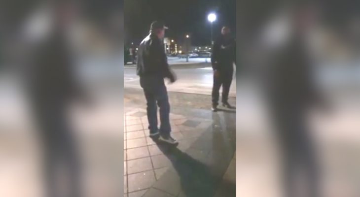 homme-noir-frappe-raciste