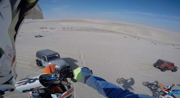 moto-atterit-jeep-desert
