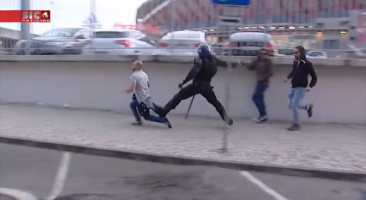 policier-stoppe-supporter