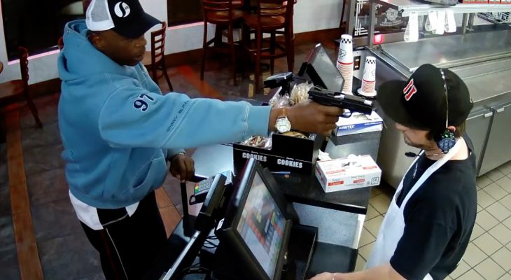 braqueur-pointe-arme-employe