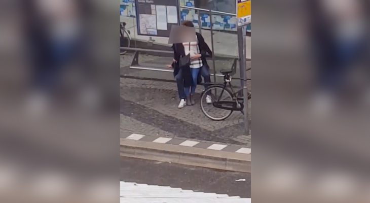 couple-sexe-arret-bus