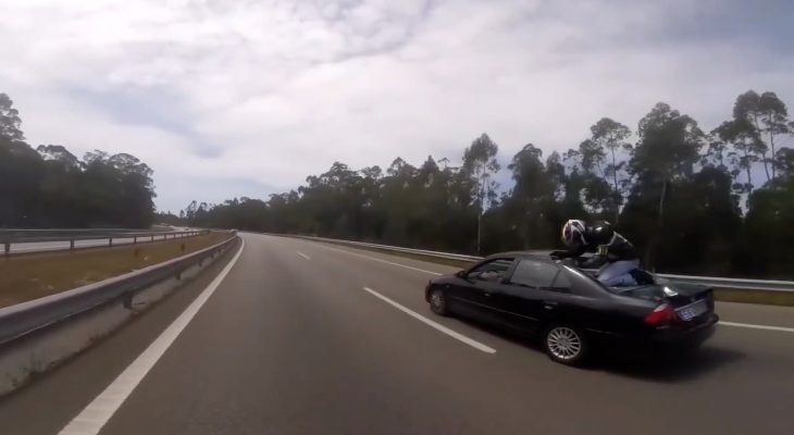 motard-toit-voiture