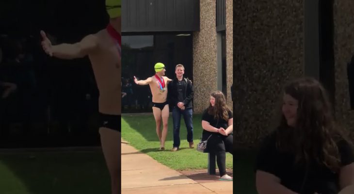 pere-cherche-fils-lycee-maillot-bain