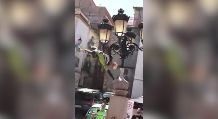 regis-grimpe-lampadaire