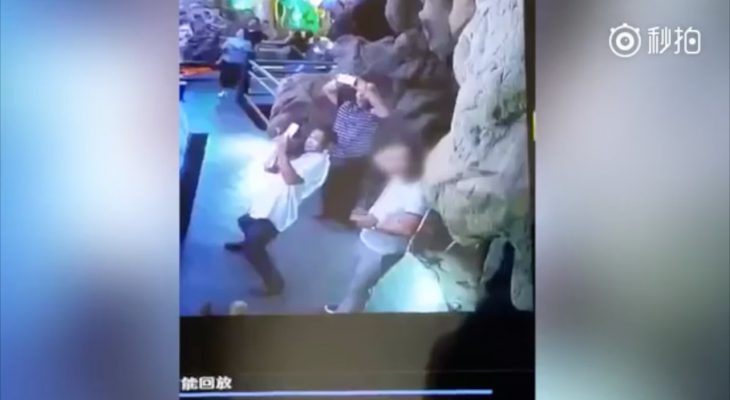 touriste-coup-pied-stalagmite