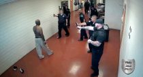Un prisonnier se bat contre 19 gardiens de prison (vidéo)